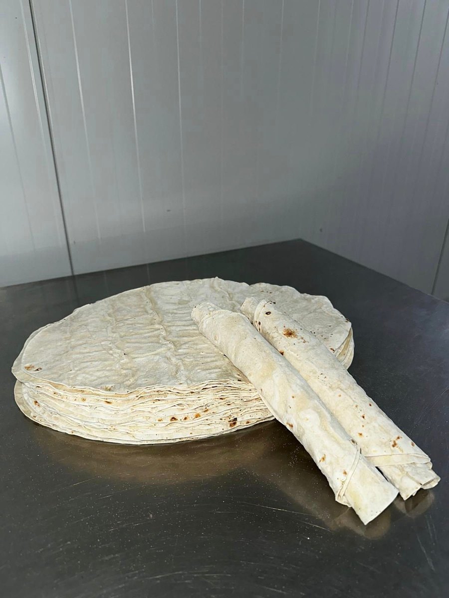 Ein runder Stapel Dürüm Lavaş auf einem Edelstahltisch in der Bäckerei